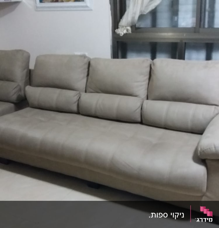 ספה אפורה גדולה בחדר מגורים